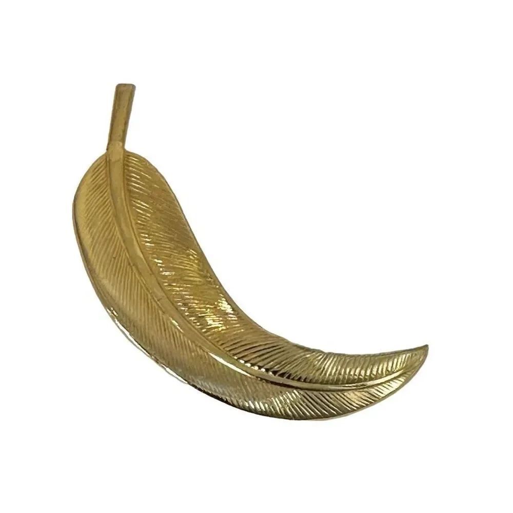 Gold tone leaf brooch